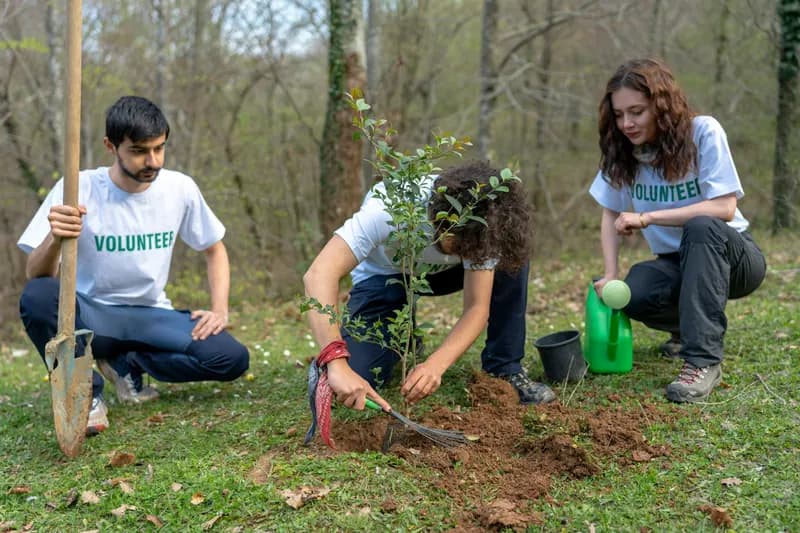 People volunteering